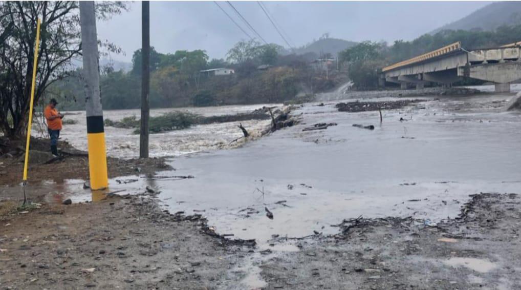 Ríos crecidos tienen sin paso a comunidades de Yoro y Atlántida