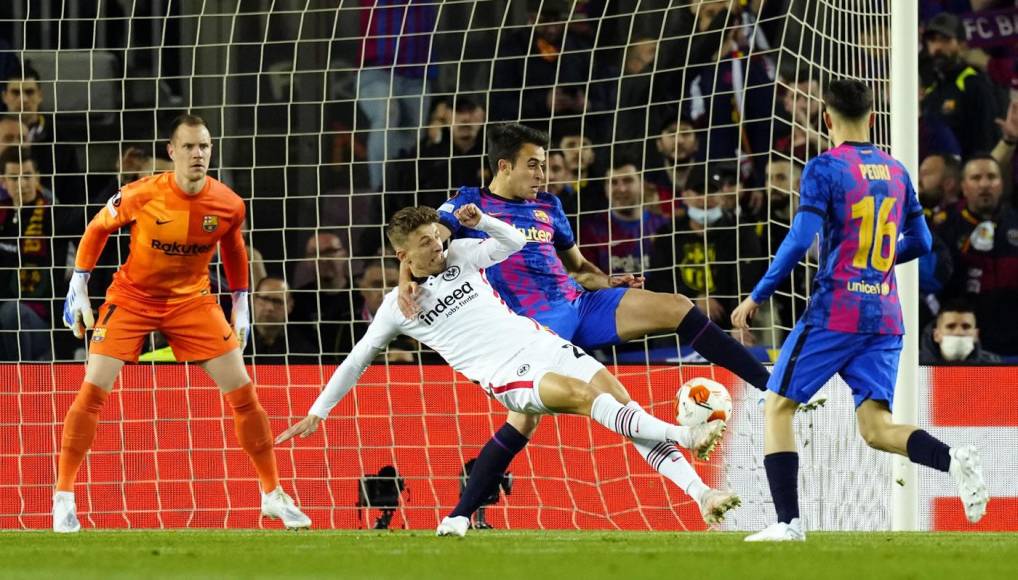 El defensa del Barcelona, Eric García, cometió un penal al jugador danés Jesper Lindstrom por este agarrón.