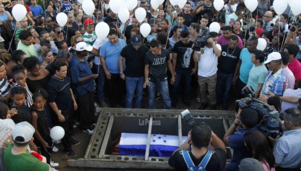 Llegó el triste momento de la sepultura, el exfutbolista fue despedido enmedio de alabanzas y lanzaron unos globos de color blanco al cielo en su honor.<br/><br/>