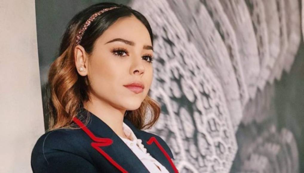 4. La participación de Danna Paola<br/><br/>Lucrecia Montesinos, conocida como Lu, es la alumna más popular, inteligente, clasista y odiosa de la escuela. Es interpretada por la actriz mexicana Danna Paola, pero la realidad es que casi se le escapa el papel. La invitación para formar parte del casting de la serie española acabó en la carpeta de spam del correo electrónico. Después de enterarse de que la querían en 'Élite', la también cantante apeló a su manager y luchó para hacer el casting, llevándose el papel.