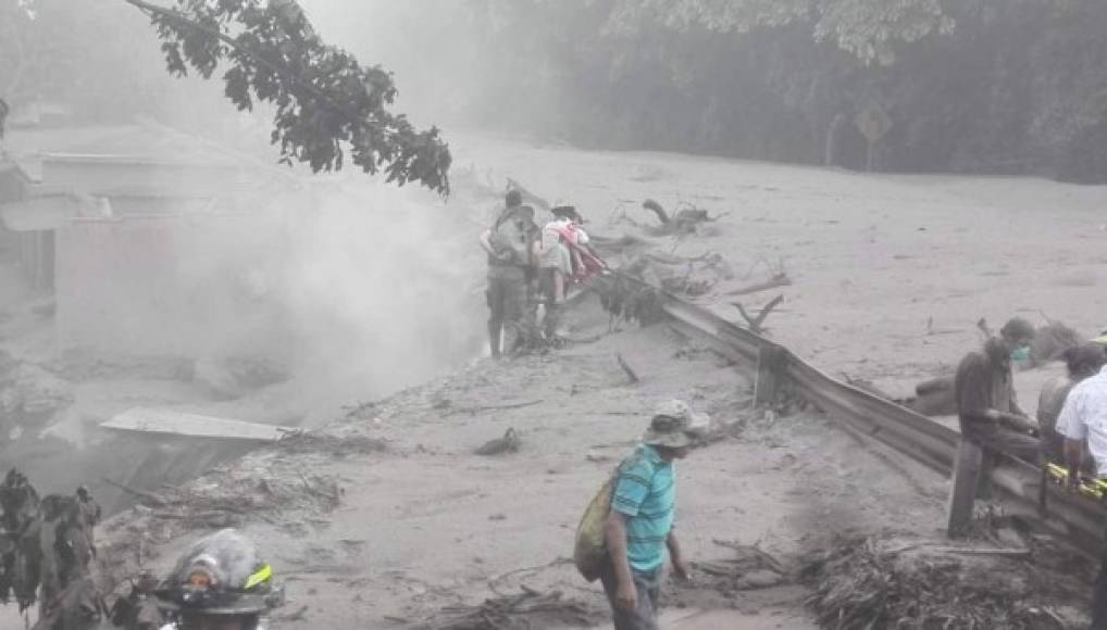 La actividad volcánica generó flujos piroclásticos fuertes que arrastró hacia las barrancas Seca, Cenizas, Onda, Las Lajas, Mineral y Taniluya./Foto: Twitter @RBCNoticiasGT.
