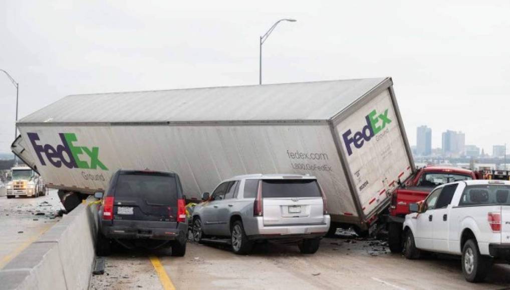 (El hielo en las carreteras fue el causante de varios accidentes mortales, incluido un choque de más de un centenar de automóviles en Texas la semana pasada que dejó al menos seis muertos.