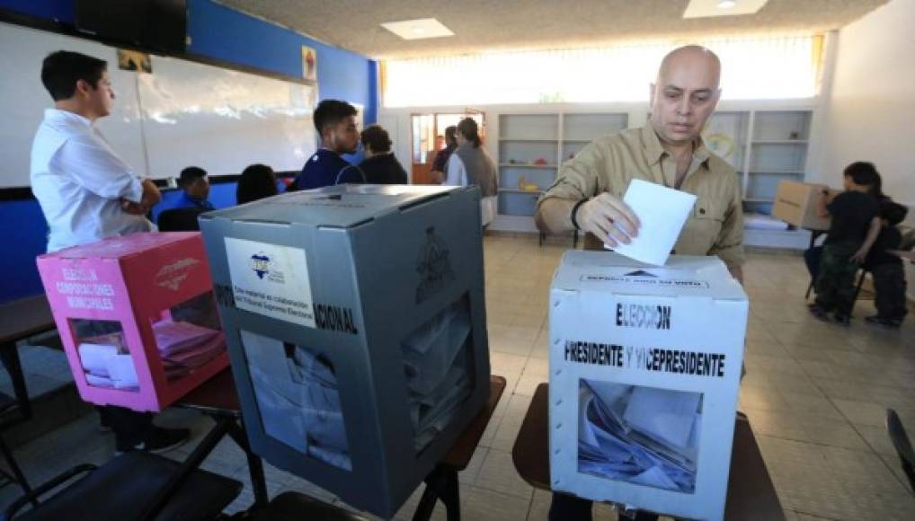 Óscar Fernando Chinchilla, fiscal general del Ministerio Público, depositando una papeleta después de votara.