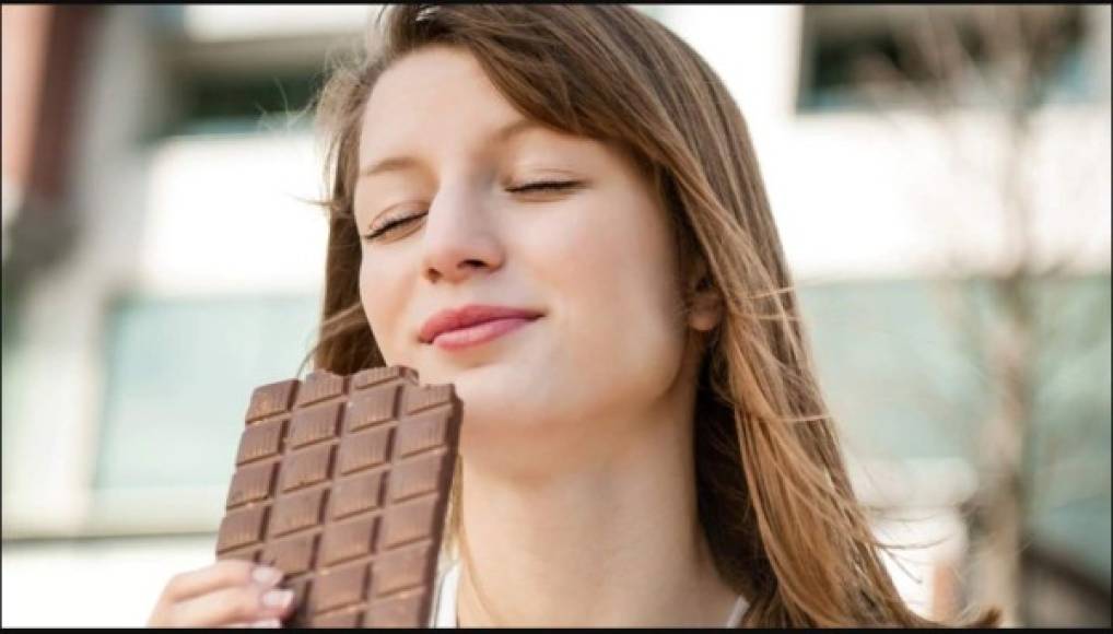Protege la piel del sol: los componentes bioactivos en el chocolate amargo pueden ser de gran beneficio para la piel. Los flavonoides protegen contra el daño inducido por el sol, mejoran el flujo sanguíneo a la piel y elevan su densidad e hidratación.