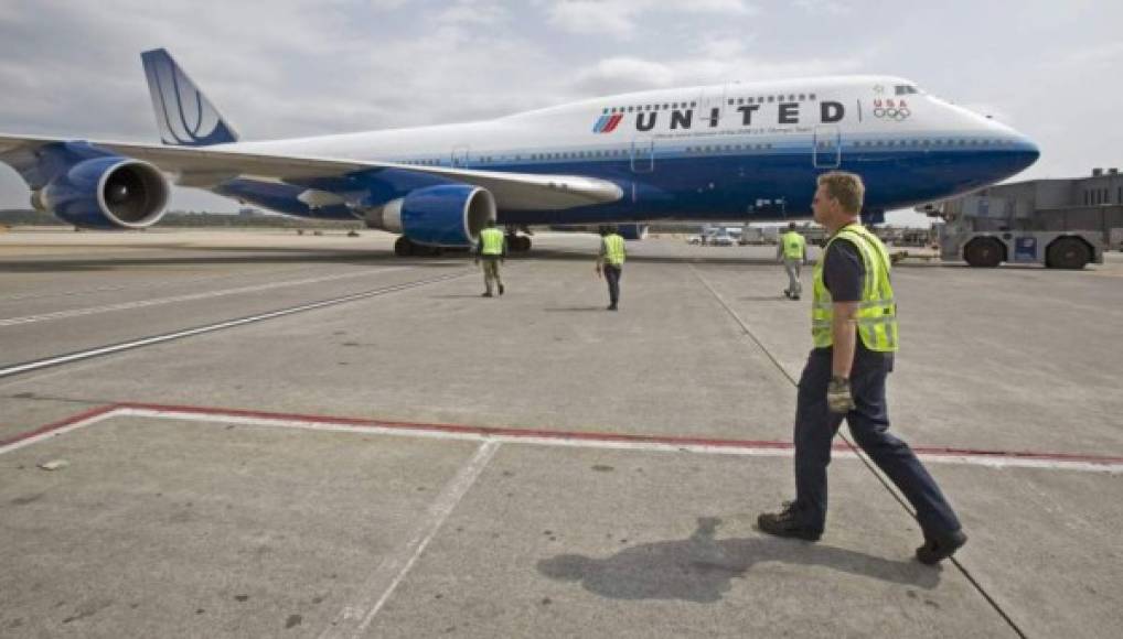 La compañía aérea United Airlines se vio envuelta en una polémica en las redes sociales tras haber prohibido el domingo subir a bordo de un vuelo a dos chicas porque vestían leggins.
