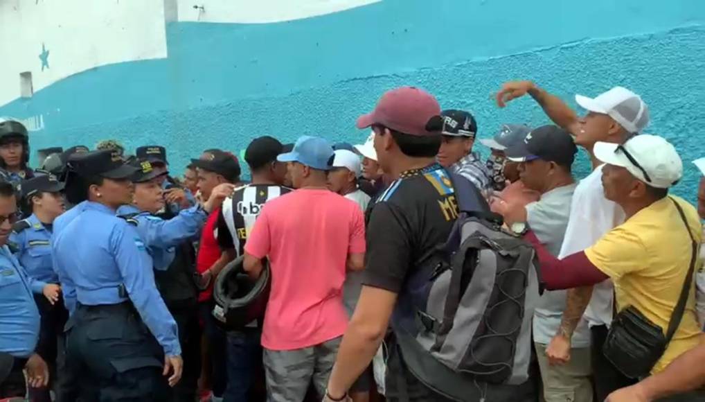 Por otra parte, miembros de la Policía Nacional llegaron al lugar para salvaguardar la vida y el orden de los involucrados en dicha zona del recinto capitalino.