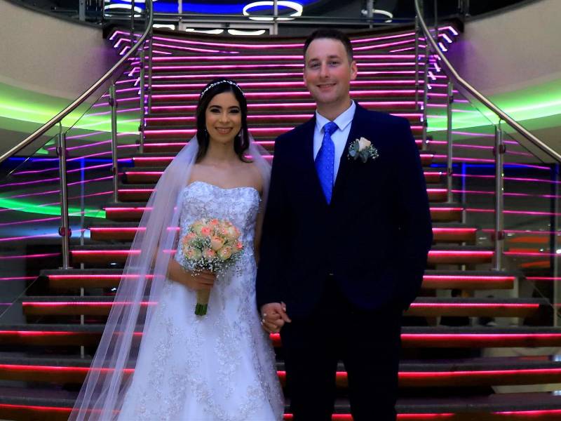 La pareja posó muy contenta tras darse el “sí, acepto”.