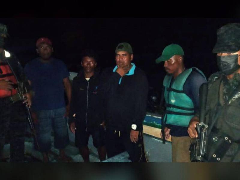 Militares y náufragos en medio del rescate en las costas de Honduras. Fotografía: Fuerzas Armadas de Honduras