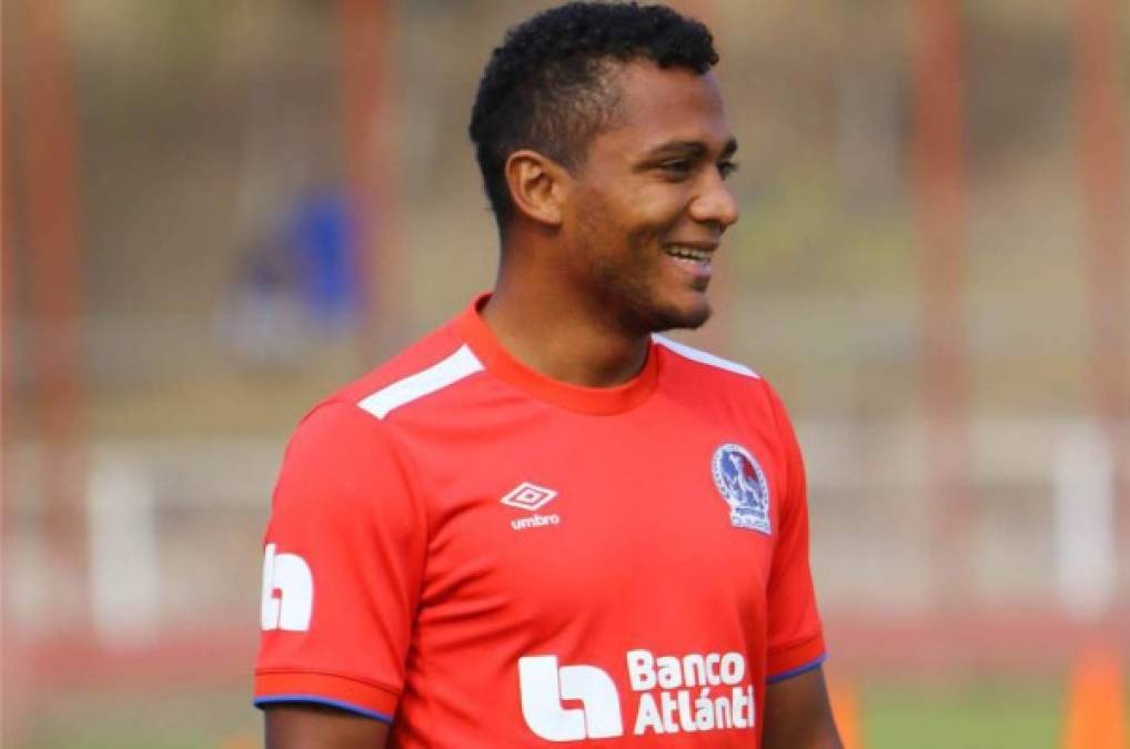 Ever Alvarado: El defensor se lesionó en el partido entre Honduras vs Nicaragua y podría ser baja por aproximadamente un mes. Pedro Troglio señaló que no buscarán otro defensor para Olimpia ya que cuenta con varios elementos.