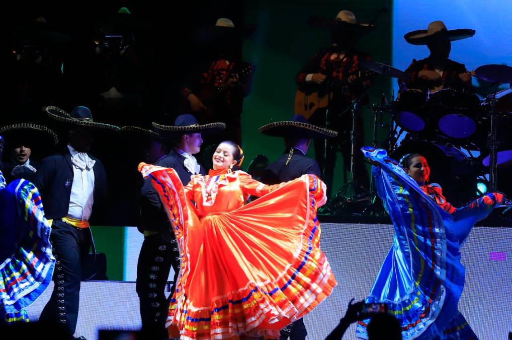 En el espectáculo de los Tigres del Norte, también artistas hondureños como el Mariachi Los Halcones, el Ballet Folclórico y el grupo Los Zorzáles de Sula. 