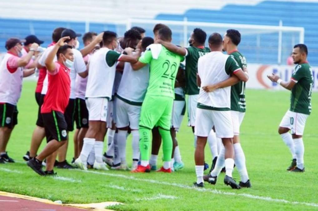 La unión del plantel del Marathón celebrando uno de los goles de Brayan Castillo contra el Olimpia.