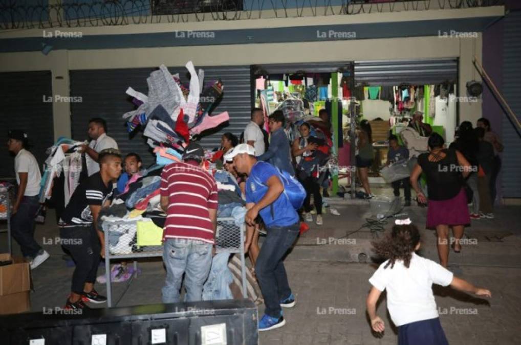 Algunos locatarios sacaron sus mercaderías antes de que se quemaran por completo.