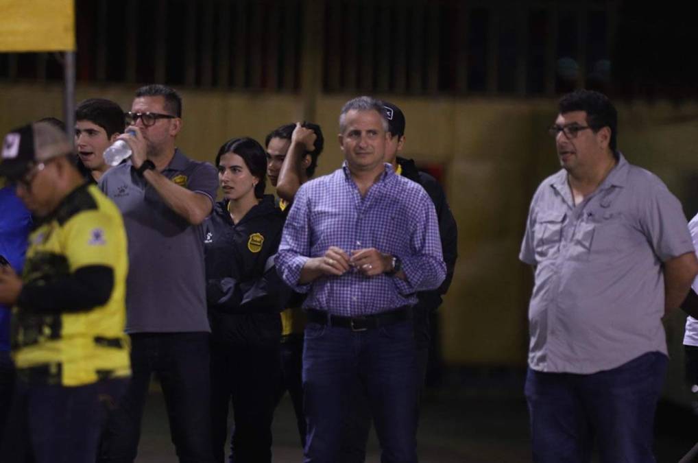 Elías Burbara, presidente del Real España, fue testigo de la derrota de su equipo en el Clásico sampedrano, junto a Javier Delgado, director deportivo del club aurinegro.