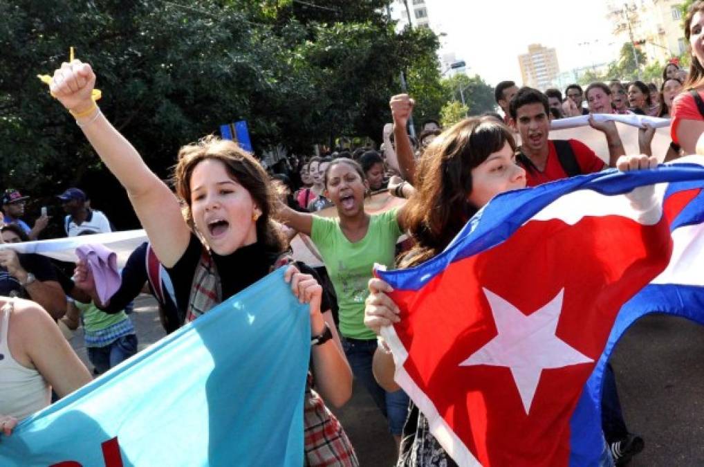 Los cubanos en la Isla salieron a las calles de La Habana para festejar la histórica decisión de EUA y Cuba para restablecer las relaciones diplomáticas entre ambos países.