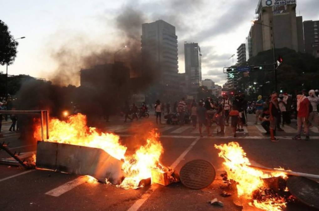 Las muertes, la mayoría por arma de fuego, se registraron en Caracas y los estados de Táchira, Barinas y en Bolívar, donde también se registraron saqueos, según informó el Observatorio Venezolano de Conflictividad Social (OVCS).