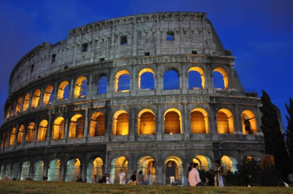 El Coliseo, Roma<br/><br/>La quinta de la siete maravillas del del Mundo Moderno está en Roma, la capital de Italia. Se trata de su construcción más famosa y reconocible: el anfiteatro Flavio o Coliseo. Esta edificación, la más grande jamás llevada a cabo en su categoría, data del siglo I y actualmente es una de las más representativas de la época del Imperio romano así como de la Antigüedad clásica en su conjunto. <br/><br/>Se estima que el Coliseo podría albergar entre 50.000 y 80.000 espectadores, que podían acudir hasta él para ver representaciones públicas como simulacros de batallas navales o dramas basados en la mitología clásica así como concursos de gladiaores.<br/><br/><br/><br/><br/><br/>