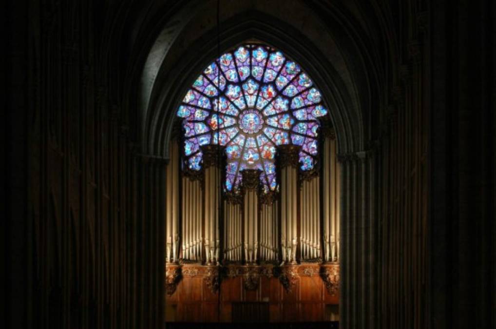Los tres rosetones de Notre Dame de París, unas vidrieras que representan las flores del paraíso, se construyeron en el siglo XIII y se renovaron en numerosas ocasiones. Los rosetones norte y sur, los más grandes, tienen un diámetro de 13 metros.