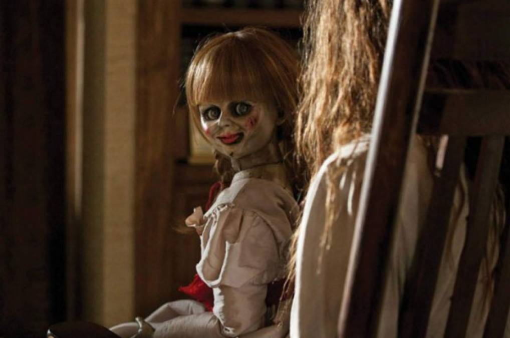 Tras el éxito de la saga “El Conjuro”, se crearon varias películas de terror inspiradas en los personajes de esa franquicia, incluyendo a la muñeca Annabelle. “Annabelle”, “Annabelle 2: la creación” y “Annabelle 3: vuelve a casa” son las cintas que conforman la trilogía basada en la historia de esta misteriosa muñeca.