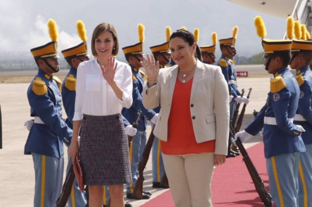 A su llegada a Palmerola el lunes en la tarde fue recibida por la primera dama Ana de Hernández.