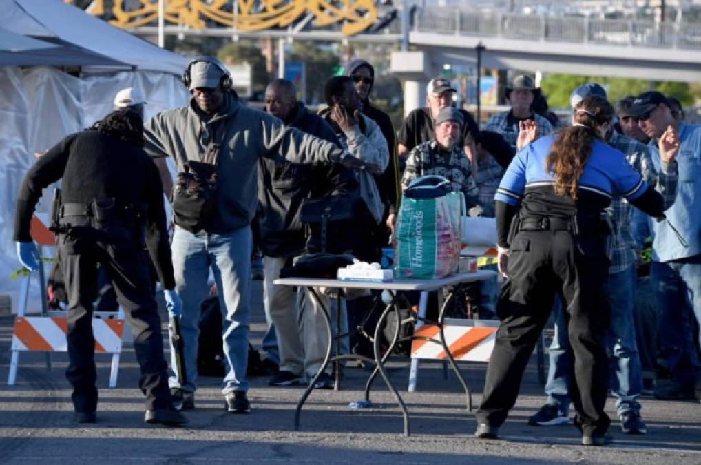 Muchos critican que una ciudad como Las Vegas, con miles de habitaciones de hotel, pueda dejar a la gente durmiendo en las calles durante esta pandemia.<br/><br/>