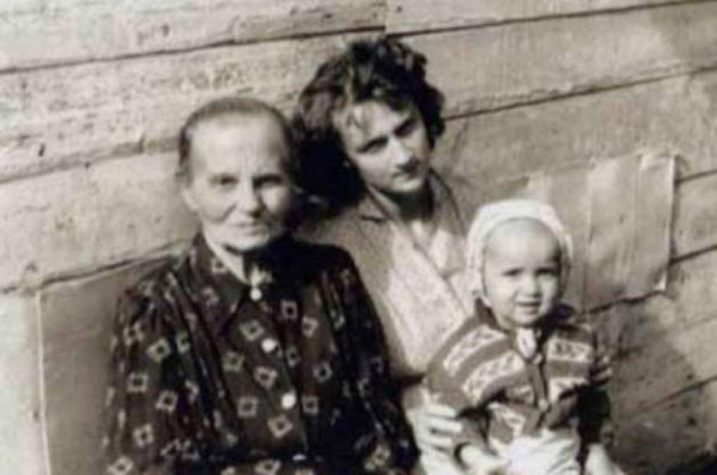 Putin nació el 7 de octubre de 1952 en Leningrado, ahora San Petersburgo, Rusia. En su biografía oficial tiene varias fotos de su infancia.