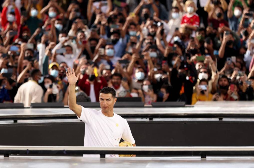 Una multitud entusiasta aclamó al jugador del Manchester United y de Portugal cuando hizo su aparición en una plataforma en el medio de la plaza El Wasl, en el corazón del recinto donde se celebra la Expo 2020.