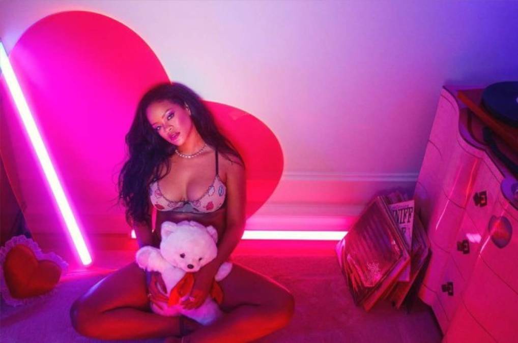 En otras imágenes, Rihanna se mostró sexy y tierna a la vez al posar con un osito de peluche.