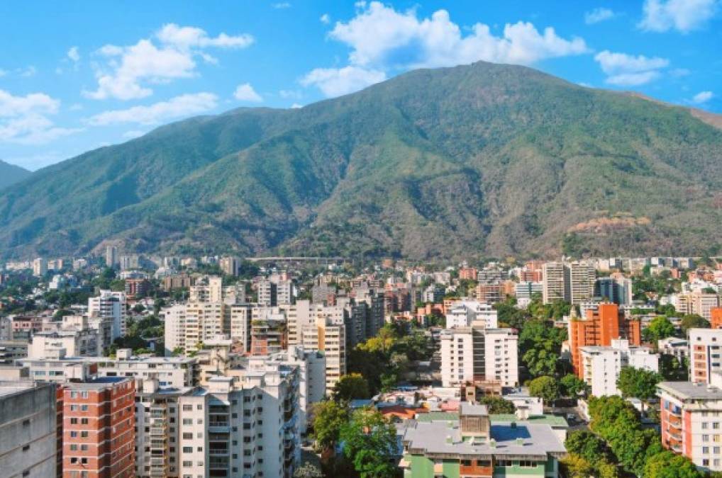 1. Venezuela <br/><br/>Número de barriles de petróleo que podrían ser extraídos: 302.300.000.000.<br/><br/><br/>Venezuela se ubica hoy en día sobre unas reservas de crudo equivalentes a más de 300.000 millones de barriles, representando un 18% del total de reservas disponibles en el mundo.<br/><br/>Este país podría sostener a la tierra por unos nuevos años si solo ellos se quedarán con petróleo.