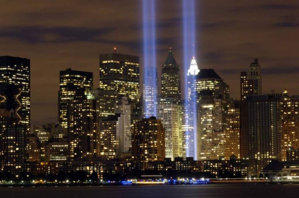 El memorial Tribute in Light, en homenaje a las víctimas de los ataques al World Trade Center, ilumina Nueva York cada aniversario de los atentados.