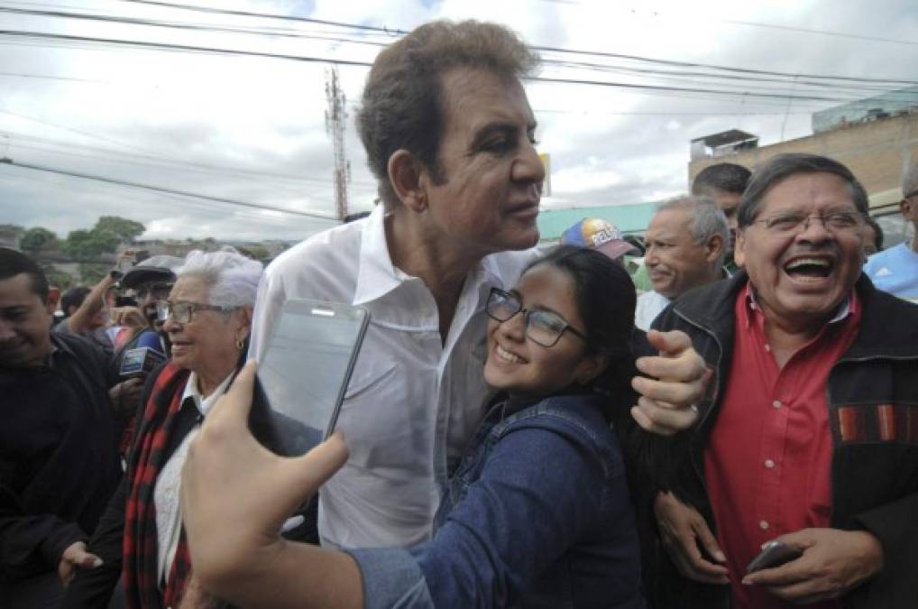 Nasralla recibe el cariño de sus seguidoras durante el día de las elecciones el pasado domingo.