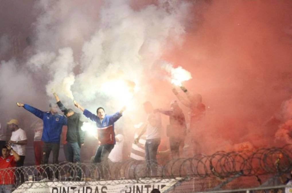 La barra del Olimpia armó una fiesta en las gradas del estadio Nacional.