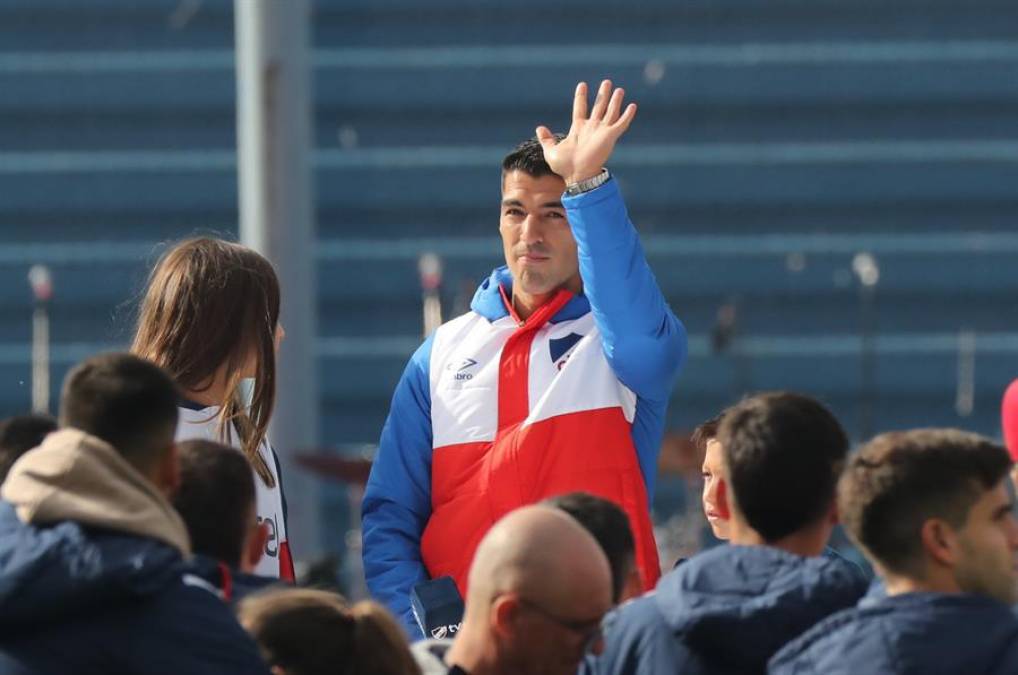 El delantero Luis Suárez arribó este domingo a Montevideo para ser presentado como nuevo jugador del Nacional donde miles de fanáticos del Tricolor lo esperaban. 