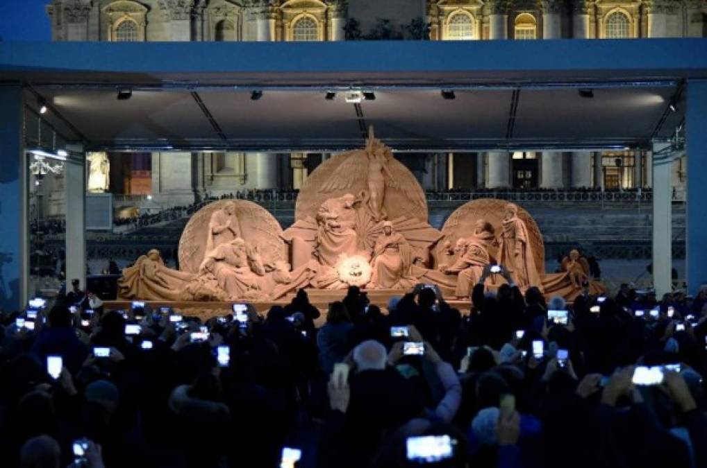 El nacimiento, realizado con 1.300 metros cúbicos de arena de la playa italiana de Jesolo, ha sido donado por el patriarcado de Venecia y la ciudad de Jesolo y fue esculpido durante semanas por cuatro artistas, el estadounidense Richard Varano, el ruso Ilyá Filimóntsev, la holandesa Susanne Ruseler y el checo Rodovan Ziuny, sobre una superficie de unos 25 metros.<br/>