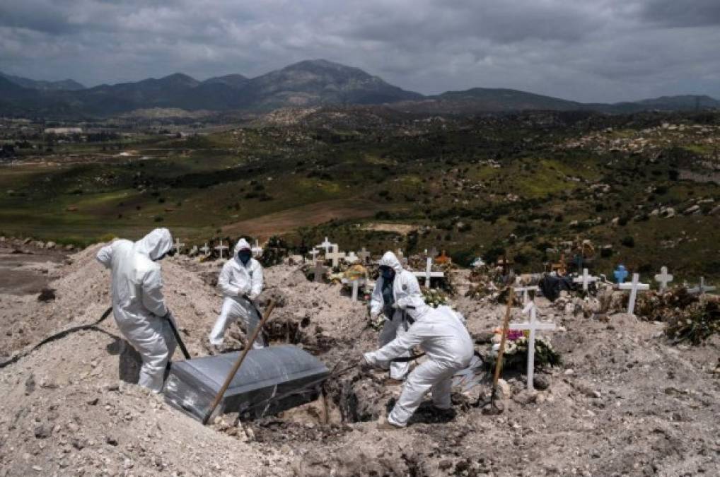 SATURACIÓN HOSPITALARIA EN FRONTERA CON EEUU (Tijuana, México)<br/><br/>“Estamos al borde de la saturación”. Así, tajantemente, se refirió el jueves en entrevista con Efe el subsecretario mexicano de Prevención y Promoción de la Salud, Hugo López Gatell, a la situación en Tijuana, en la frontera con EE.UU., y donde hasta ese día se habían reportado 588 contagios y 89 muertes, más de la mitad que en todo Baja California, al que pertenece.<br/><br/>Aunque actualmente la ocupación hospitalaria en ese estado es de entre el 44,9 % y el 73,02 %, dependiendo de la entidad, y con una utilización de un 69 % de los ventiladores disponibles, lo que preocupa a las autoridades es que el pico máximo de la enfermedad se estima que se dé entre el 8 y el 10 de mayo y Tijuana, junto con Ciudad de México, es el epicentro de la pandemia en el país<br/>