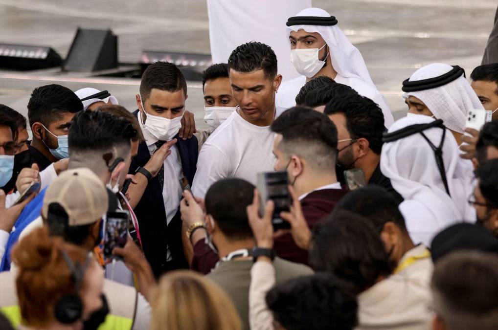 Cristiano Ronaldo fue asediado por los medios y por muchos aficionados.