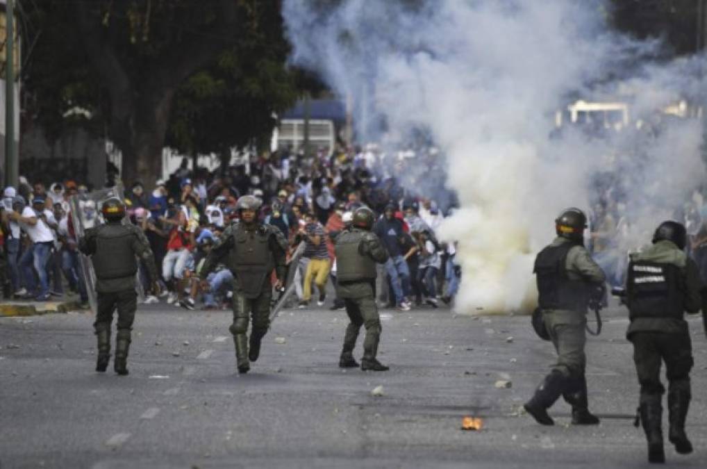 Agentes antimotines se enfrentaron a un grupo de manifestantes en un sector del este de Caracas tras la masiva marcha de respaldo a Guaidó en la capital venezolana.