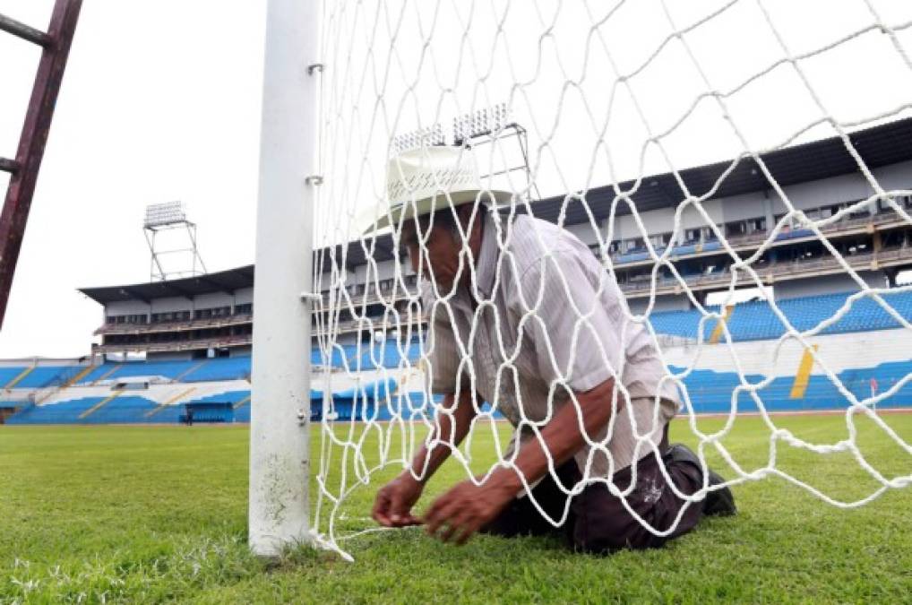 El césped del estadio Olímpico se ve impecable. A los trabajadores no se les ha escapada ni el más mínimo detalle.