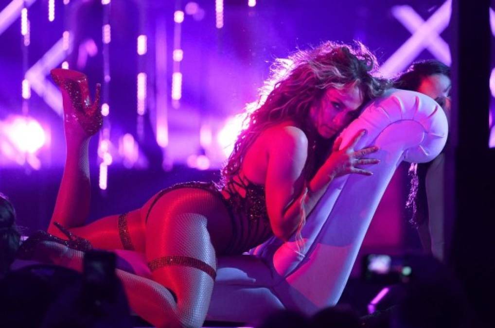 Jennifer López impresionó con los sexys atuendos usados en su concierto previo al Super Bowl <br/>en su concierto especial previo al Bowl LII.<br/>