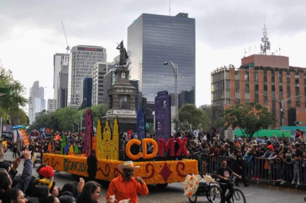 México dedica espectacular desfile de Día de Muertos a los migrantes