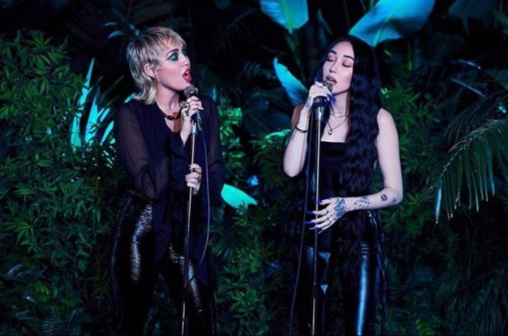 Noah, hermana de Miley Cyrus se desnuda en premios de música country