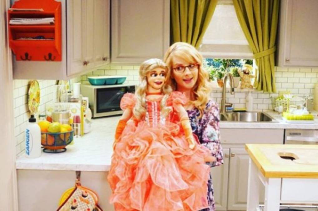 Otra actriz de la serie con el mismo ingreso de 12 millones de dólares, ocupa el séptimo puesto de la lista, ella es Melissa Rauch.