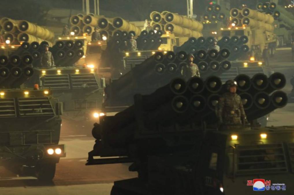 Fotos: Corea del Norte exhibe al mundo su poderío militar con presentación de misil balístico