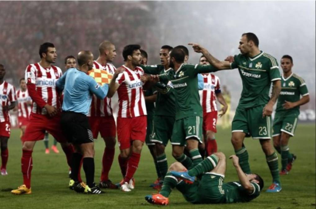 Olympiakos vs Panathinaikos - Es la gran atracción del fútbol griego. En su origen el Olympiacos, fundado en El Pireo (el puerto de Atenas), representaba a la clase trabajadora. El Panathinaikos, fundado en el centro de la ciudad, pertenecía a la clase alta.