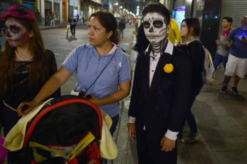 Los mexicanos no desaprovechan esta oportunidad para ver quién luce más original con su parecido a los muertos.
