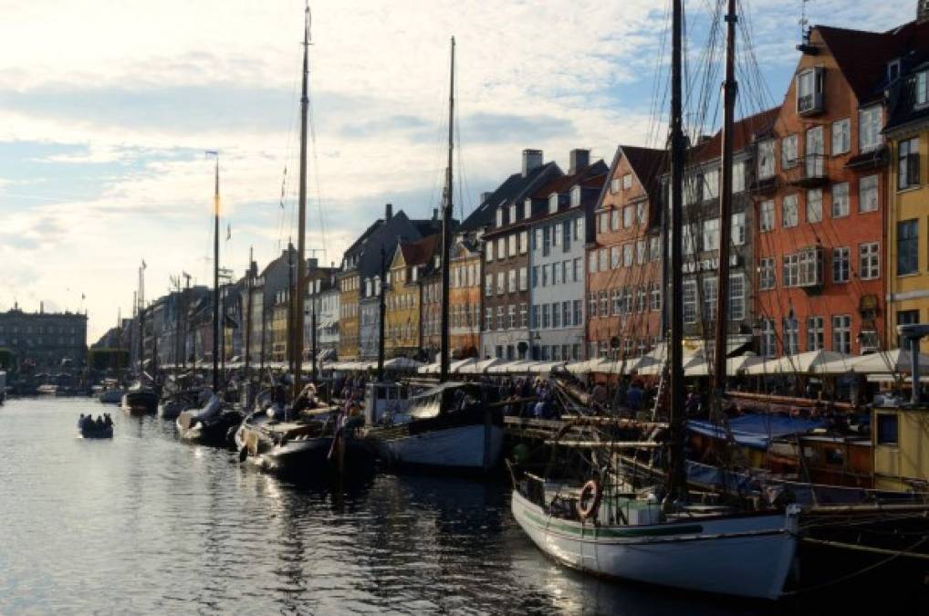Dinamarca (5) <br/><br/>Visite Copenhague sin duda alguna lo maravillará, a este país se ingresa solamente con el pasaporte, bueno si eres hondureño claro.
