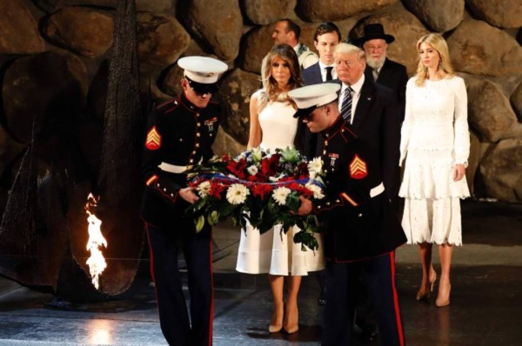 Trump, y su esposa, Melania, hicieron hoy una ofrenda floral en el Museo del Holocausto de Jerusalén, en honor a los seis millones de judíos muertos en la Segunda Guerra Mundial.