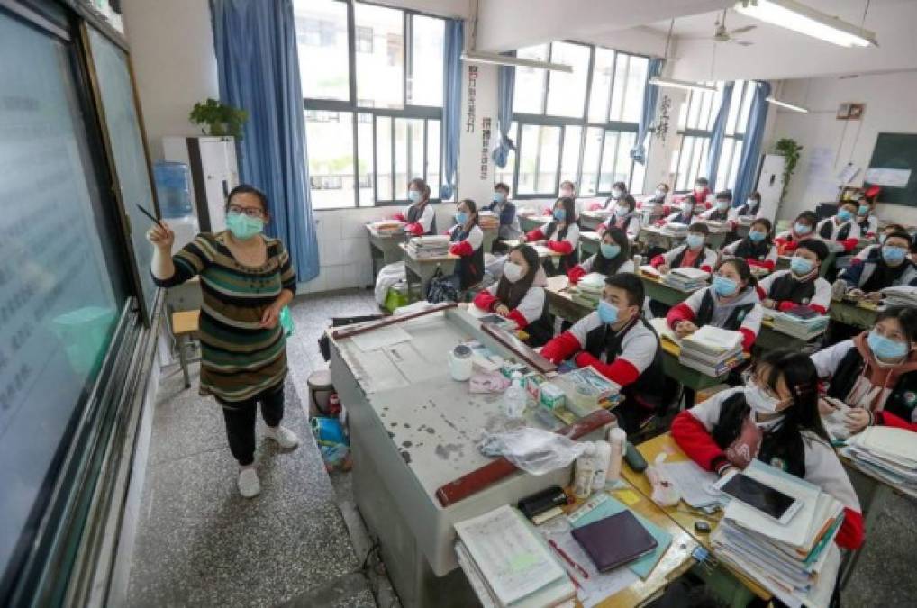 Mientras la vida regresa poco a poco a la normalidad en China, las escuelas de varias ciudades del país asiático están reanudando las clases, aunque con estrictas medidas.