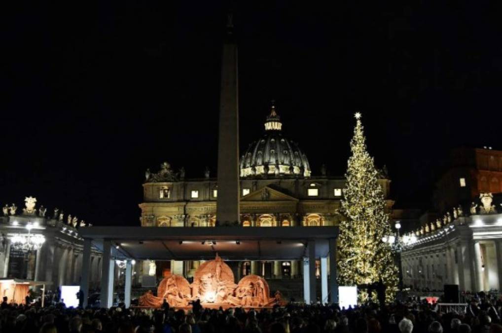 Un monumental nacimiento hecho este año con arena de playa y el árbol de Navidad fueron inaugurados este fin de semana en la Plaza de San Pedro en el Vaticano faltando tres semanas para festejar la Noche Buena.