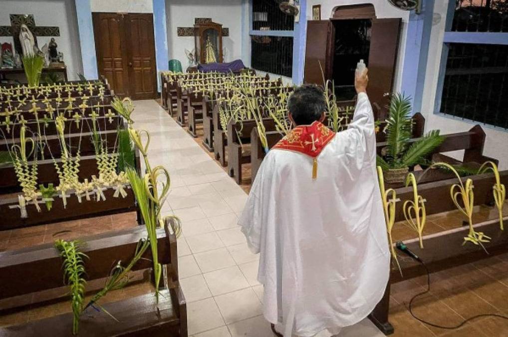 Un sacerdote celebra una misa sin fieles en Filipinas.