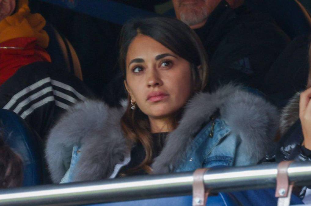 Desconcertante: La reacción de Antonela tras el pésimo trato de la afición del PSG a Messi